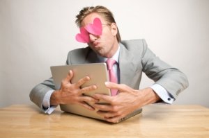 Der Animateur spielt dir die große Liebe vor - dabei ist er eigentlich ein Lockvogel.