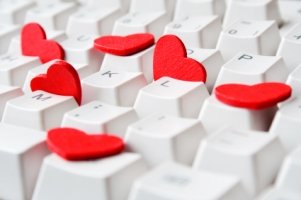 Flirt-Tipps fürs Online Dating helfen dir, einen guten ersten Eindruck zu hinterlassen.
